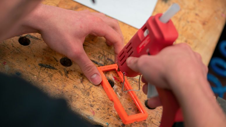 Colle bicomposant à l'atelier : les erreurs qui faussent le mélange